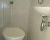Budai társasházi lakás eredeti állapotú WC-je