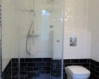 Megvalósult Art Deco családi ház fürdőszoba zuhanykabinnal