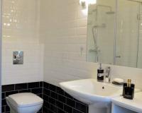 Megvalósult Art Deco családi ház fürdőszobája új szanitereket és csempét kapott
