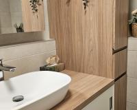 Modern fürdőszoba fa hatású bútorokkal és világos burkolatokkal – Attraktív Design Stúdió