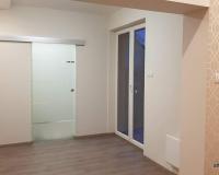Dolgzó kijárata a kertre és üveg tolóajtó az előszobához